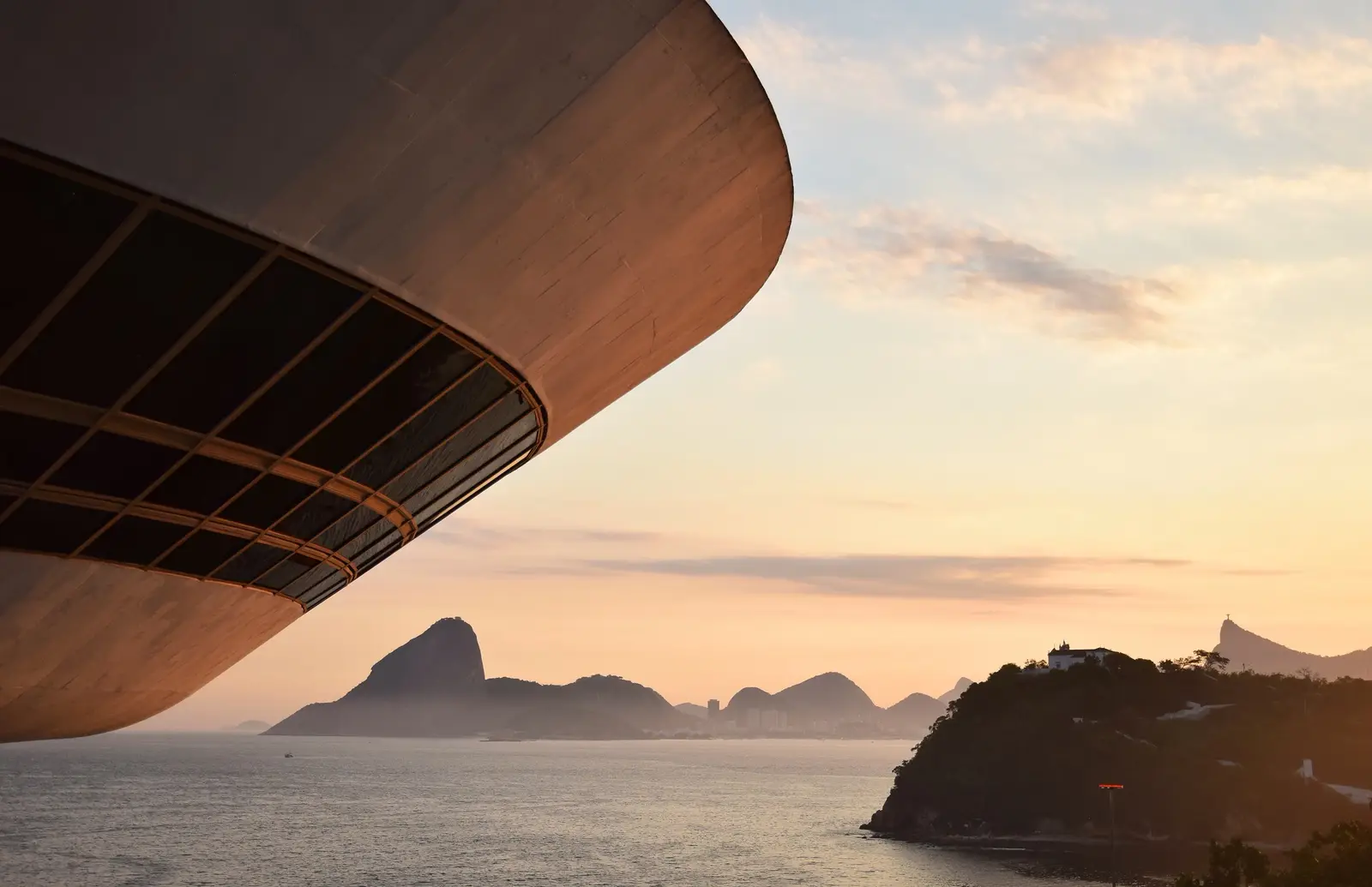 The MAC museum facing Rio, Sugarloaf in the back